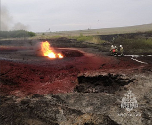 Пожар после порыва газопровода в Курманаевском районе